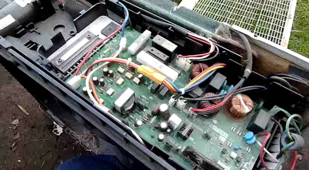 Daikin Inverter AC Unit Fail - Moisture / Salts Damage to PCB - YouTube