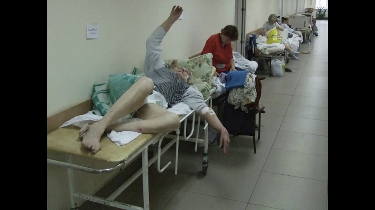 Две взрослые медсестры раздеваются в палате перед мужиком