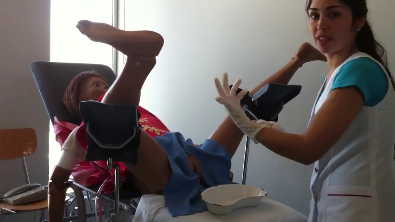 Взрослая медсестра мастурбирует письку сидя в гинекологическом кресле 