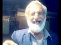 رجل يقلط صوت قط وصوت طفل يبكي