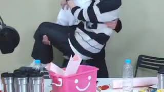 190130 NCT DREAM Jeno doing squats while carrying Chenle