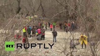 Беженцы переходят реку на греко-македонской границе вброд
