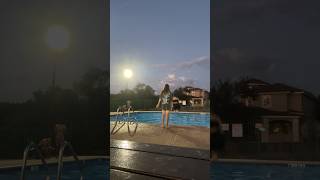 Pulando Na Piscina Do Condomínio Com Roupa