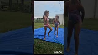 Angelina Escorregando Na Lona Com Sua Amiga Maria Clara