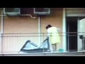 Sing. ora sul balcone