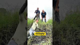 Menangkap Belut Di Temenin Oleh Para Bapak-Bapak