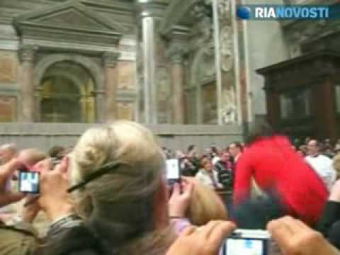 Thumb Video of the Pope Benedict XVI being attacked by a Woman during Christmas Eve Celebration