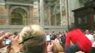 Thumb Mujer intenta atacar al Papa en Navidad 2009