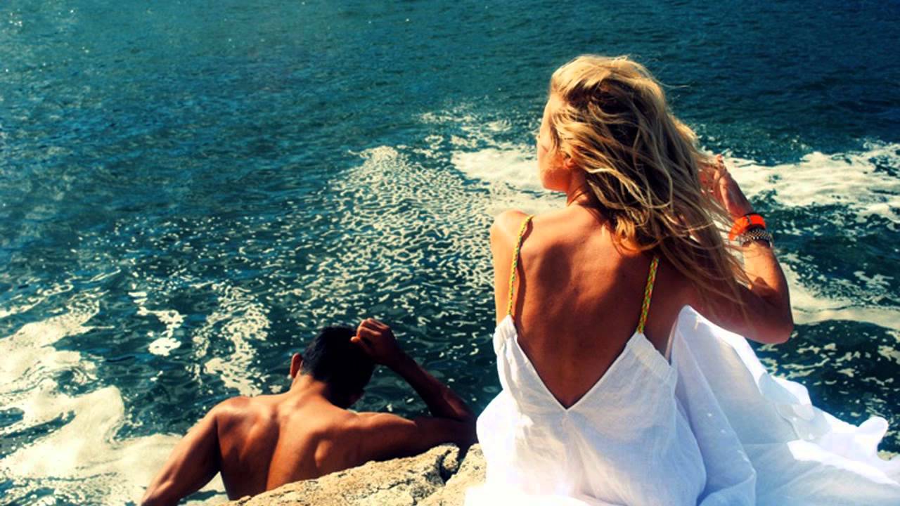 Интимные фото жены во время прогулки к морю в Испании
