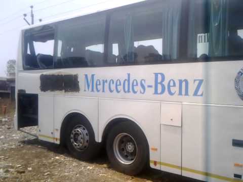 mercedes benz triaxel bus accident on NH 09