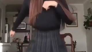 Dans Eden Kısa Etekli Liseli Kız