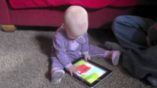 Thumb Bebé jugando con el Talking Carl del iPad