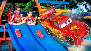 MCQUEEN dos CARROS de Papel Brincando na Pracinha - Paulinho e Toquinho para Crianças