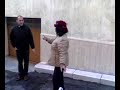 Esibizione di una signora di Alberobello