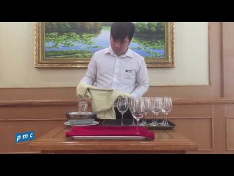 F&B Setup - Cách làm sạch ly rượu vang