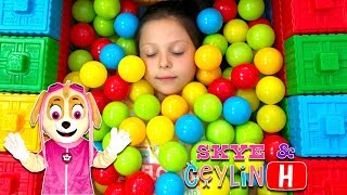 Ceylin & Skye - Colorful Ball Pool with Colorful Blocks - Learn Colors with John