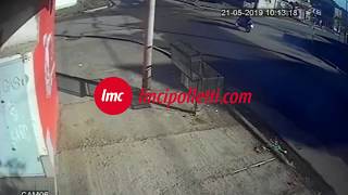 Así fue el brutal accidente de un auto y una moto en Cipolletti