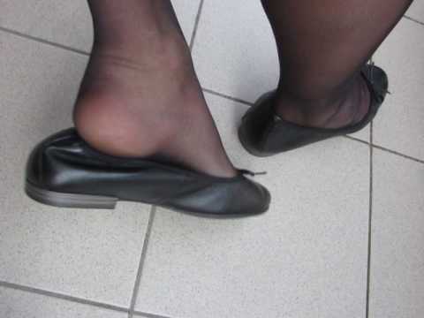Dangling shoeplay black nylon feet