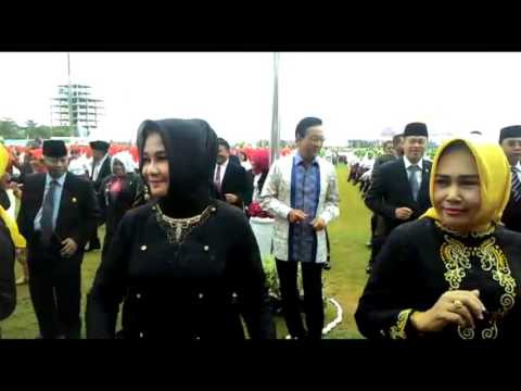 VIDEO Bupati Walikota di Provinsi Ini Ikut Menari Untuk Pecahkan Rekor Muri 4160 Penari VIDEO Bupati Walikota di Provinsi Ini Ikut Menari Untuk Pecahkan Rekor Muri 4160 Penari #1