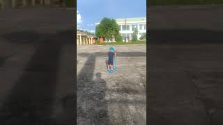 Tôm Tập Đi Xe 1 Chân Khi Tròn 3 Tuổi