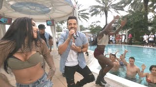 Luis Fonsi Cantando Despacito Al Lado De Una Piscina Luis Fonsi Cantando Despacito Al Lado De Una Piscina