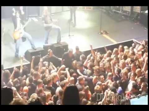Axl Stops Song in the Middle, Confronts Fan