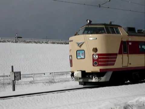 七尾線　臨時列車の長い９両編成の雷鳥（非パノラマ型先頭車）警笛付き