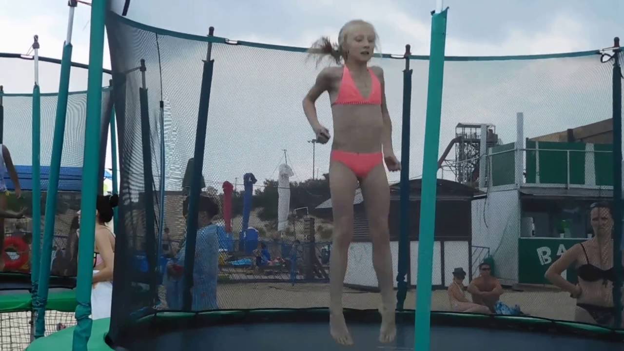 Девчонка с большими сиськами прыгает на батуте