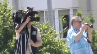 Видео Коллеги по съёмкам оператор и фотограф снимают на улице памятник Лескову в городе Орле Город Орёл от VoromudakTV, улица Царев брод, Орёл, Россия