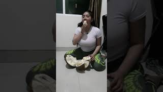 Gadis Cantik Lagi Belah Durian Musang King Montok