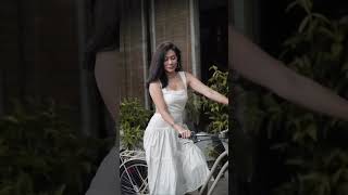 Atien Simon Makin Cantik Dan I, Tampil Anggun Dengan Gaun Putih