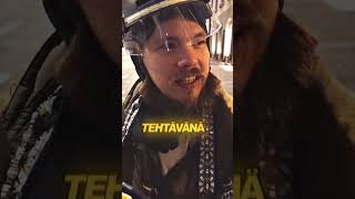 Elmika On Lahtelainen Katumuuko. Hän Liikkuu Hoverboardilla Ja Soittelee Ihmisten Iloksi.