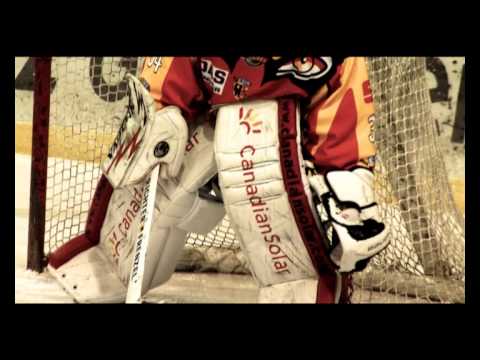 Canadian Solar on ice with icehockey star Thomas Tragust (high resolution)