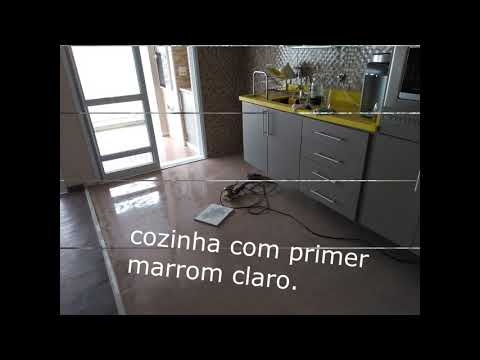Cozinha e Varanda com pisos em porcelanato líquido na cor marrom claro.