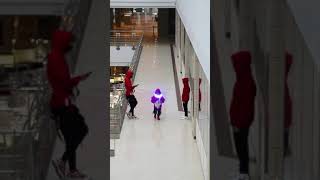 Menino Dançando Pegando A Inatura Do Modo De Dança De Néon