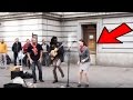 Straßenmusiker holt Frau aus Publikum ans Mikrofon - Was fol...