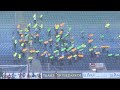 Des supporters montrent le chemin des buts