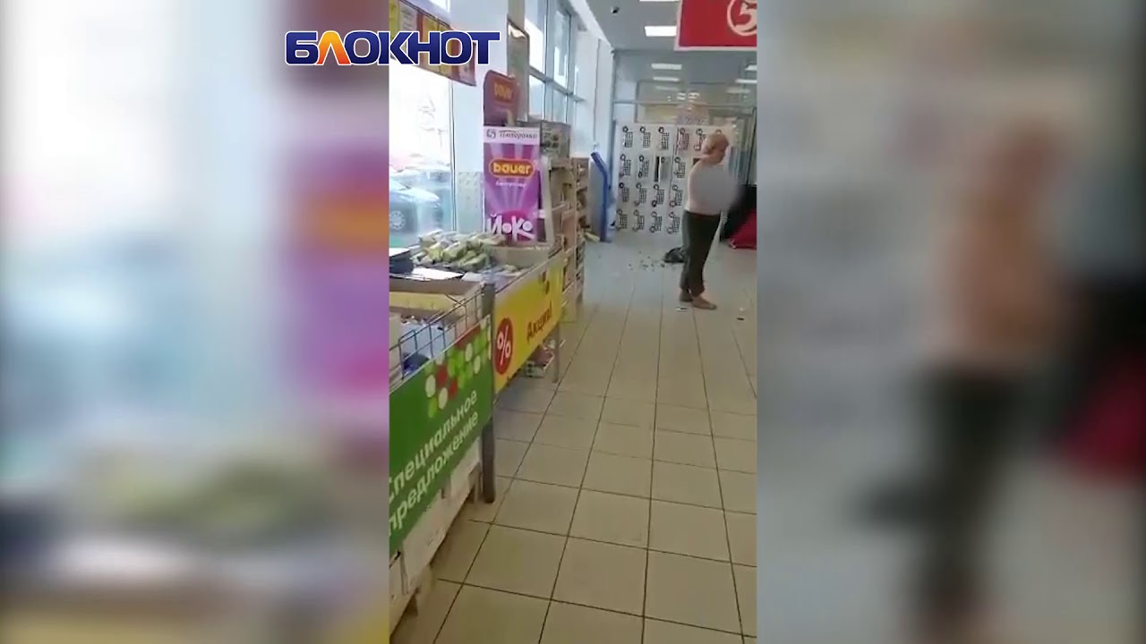 Покупательница раздевается в магазине после закрытия