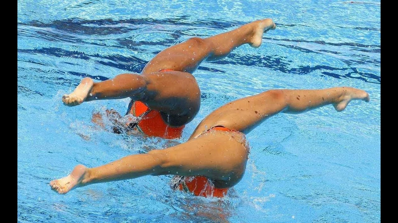 Плавание голышом спортивной девушки 