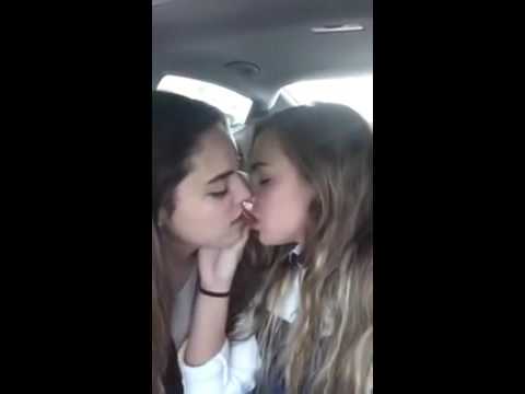 Japonesas lesbicas se beijando