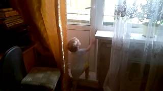 Ребёнок на балконе! один шаг до несчастного случая!.