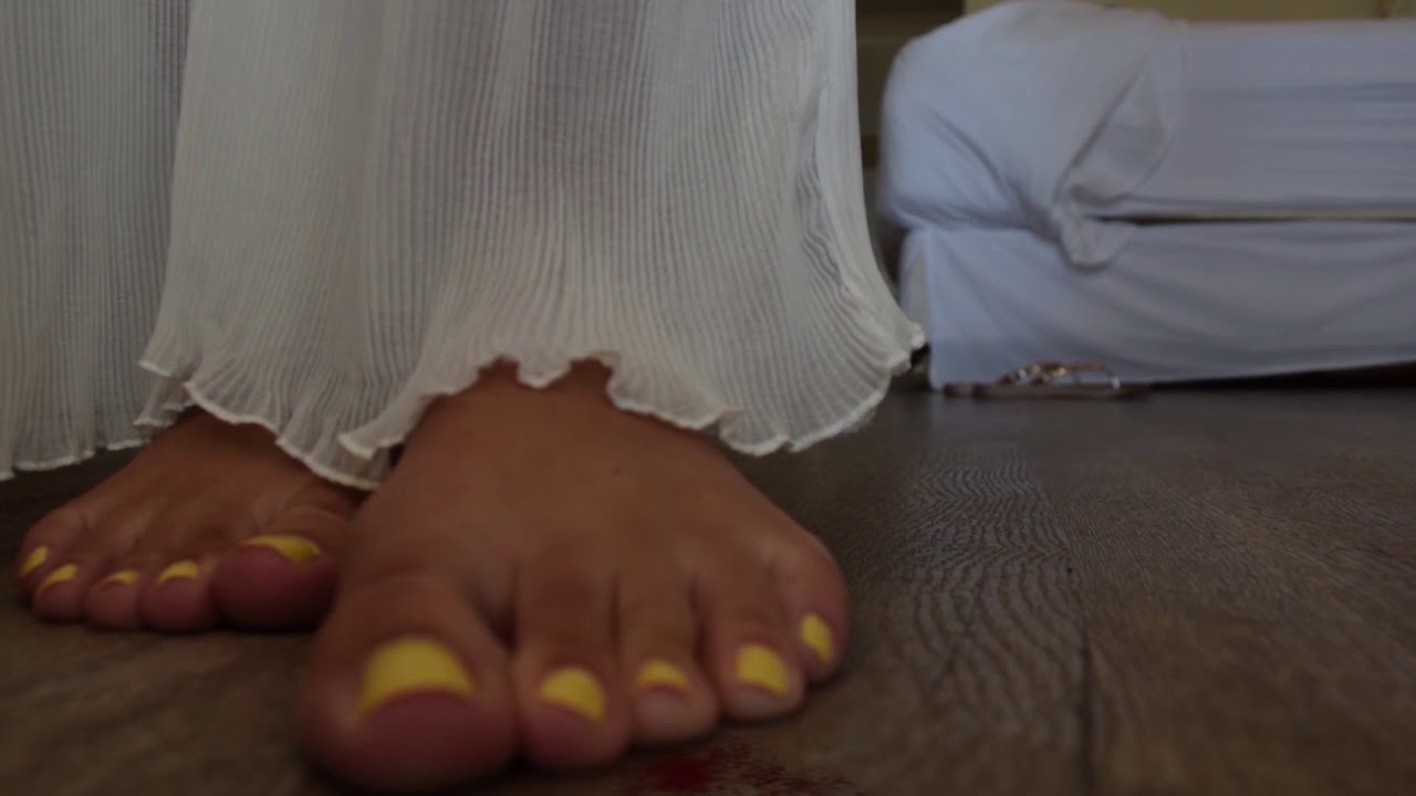 Giantess feet barefoot