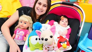 Ayşe Ile Bebek Bakma Oyunu. Gül Ve Loli Defne Için Oyuncak Seçiyor
