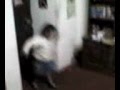 NIÑA AGRESIVA ARRASA CON ADULTO