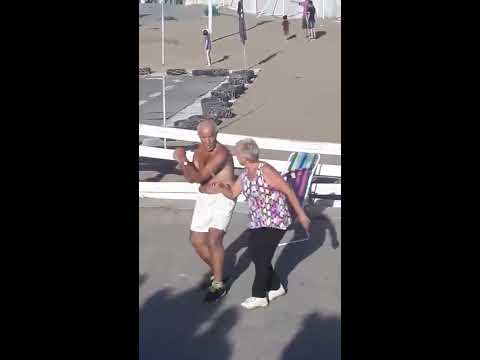 Cuartetazo viral: pareja de adultos mayores sorprende con su baile en la Rambla