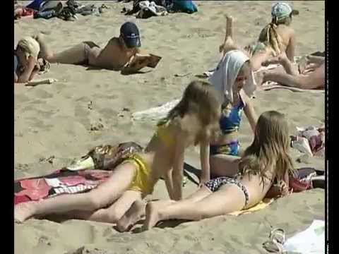 Скрытая камера снимает нудистку на пляже
