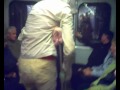 Видео Розовый придурок пугает пассажиров метро
