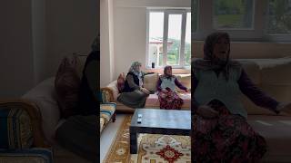 Güzel Döşenmiş Köy Evinde Annelerin Muhabbeti
