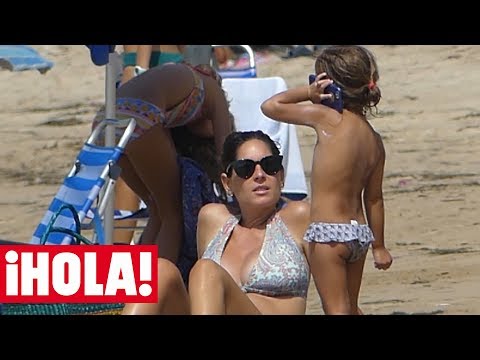Lourdes Montes y Francisco Rivera, dÃa de playa con su pequeña Carmen a la espera de su segundo hijo