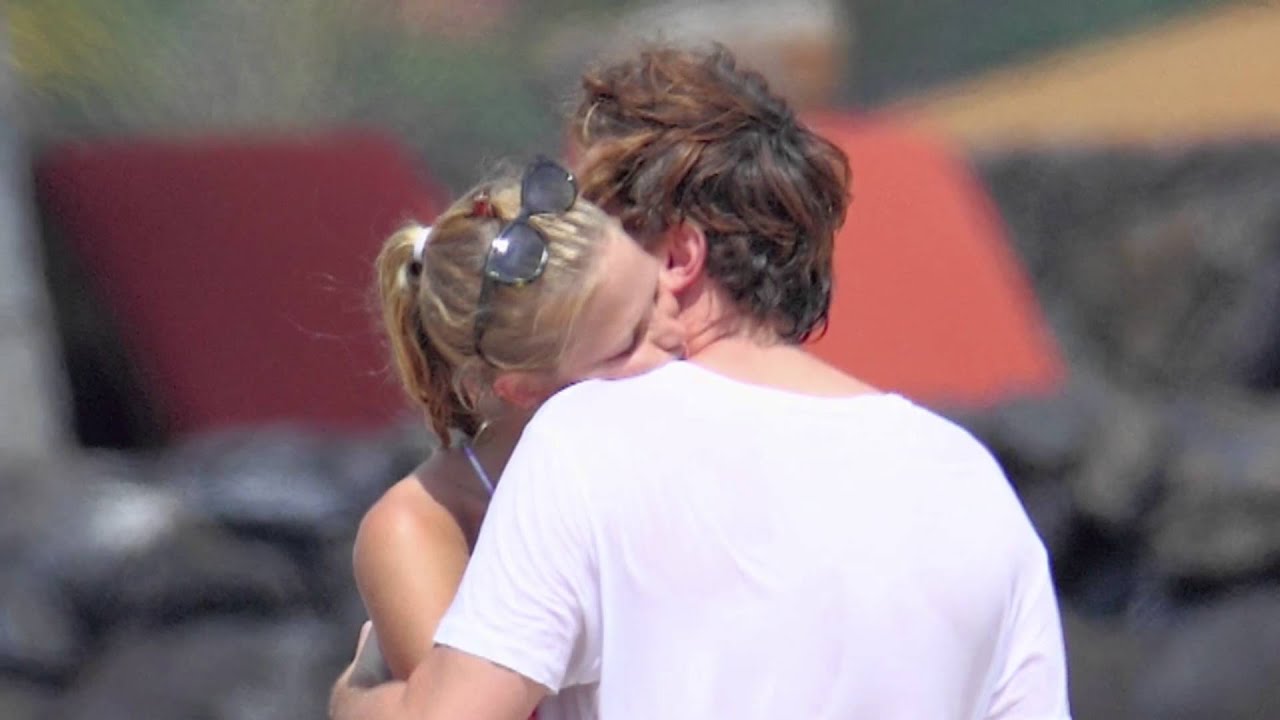 Leonardo DiCaprio Holidays with Bikini-Clad Girlfriend ... Leonardo Dicaprio Girlfriend